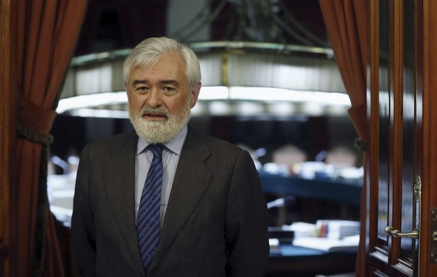 Darío Villanueva posa para los medios de comunicación tras haber sido elegido nuevo director de la Real Academia Española. (EFE). 
