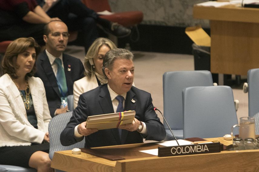 El presidente de Colombia Juan Manuel Santos, en la ONU, hace entrega del acuerdo de paz con las FARC