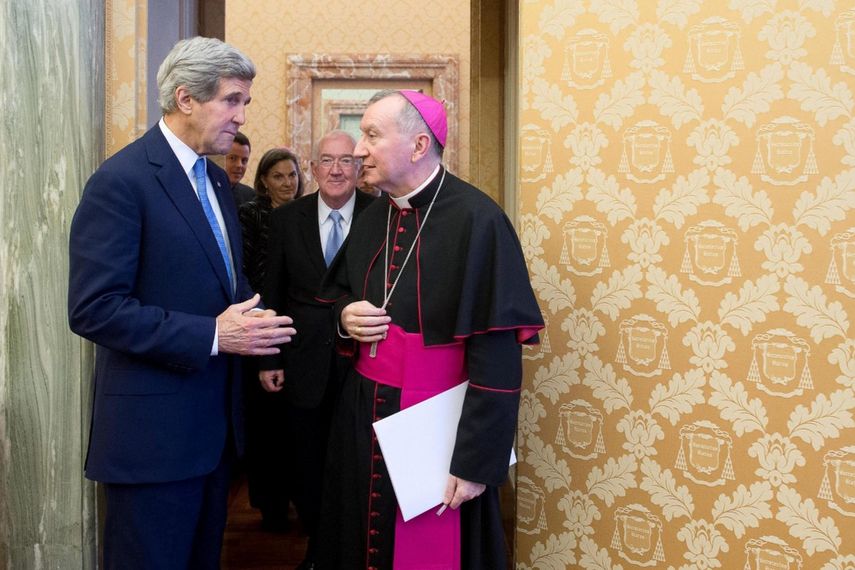 Fotografía facilitada por el diario vaticano LOsservatore Romano que muestra al secretario de Estado estadounidense, John Kerry, junto al secretario de Estado vaticano, el arzobispo Pietro Parolin. (AP)
