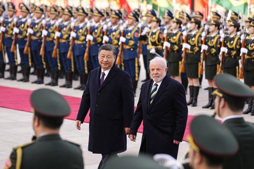 El presidente de China, Xi Jinping (izq.), y el presidente de Brasil, Luiz Inácio Lula da Silva, asisten a una ceremonia de bienvenida en el Gran Salón del Pueblo en Beijing el 14 de abril de 2023.
