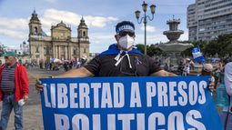 Un ciudadano nicaragüense sostiene un cartel durante una protesta contra el presidente Daniel Ortega en la Plaza de la Constitución en la Ciudad de Guatemala, el domingo 7 de noviembre de 2021. 
