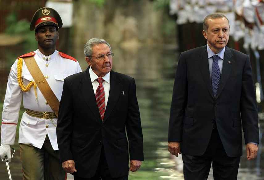 El gobernante cubano Raúl Castro y el presidente de Turquía, Recep Tayyip Erdogan, pasan revista a las tropas formadas para la ceremonia oficial de recibimiento en el Palacio de la Revolución de La Habana el miércoles 11 de febrero de 2014. EFE