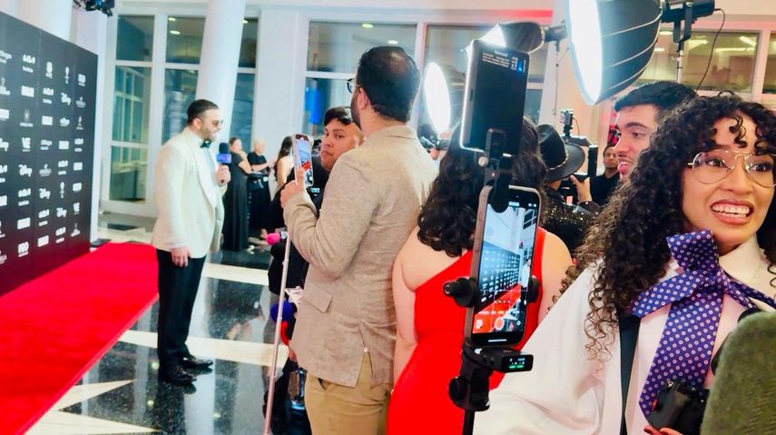 Alejandro Nones capta la atención con su estilo y presencia al llegar al homenaje de líderes latinas.