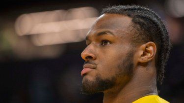 El armador de los Lakers de Los Ángeles, Bronny James observa la actividad del calentamiento previo al juego de la Liga de Verano de la NBA ante los Warriors de Golden State, en San Francisco, el domingo 7 de julio de 2024. 