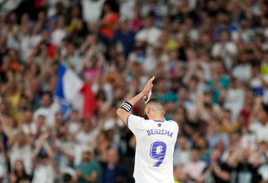 El francés Karim Benzema, del Real Madrid, abandona la cancha durante un partido de La Liga española ante el Levante, el jueves 12 de mayo de 2022&nbsp;