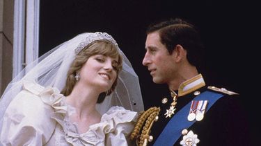 Foto del príncipe Carlos de Gran Bretaña y la princesa Diana de Gales, el día de su boda en el balcón del Palacio de Buckingham en Londres el 29 de julio de 1981.