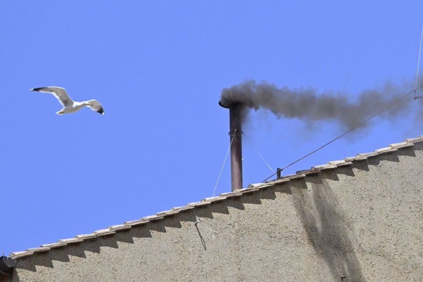 Fumata negra tras la tercera votación del cónclave, a 8 de mayo de 2025, en Ciudad de Vaticano (Vaticano). Los 133 cardenales no han conseguido elegir al nuevo Papa después de las dos votaciones del cónclave celebradas hoy en la Capilla Sixtina. Esta es la tercera votación desde el comienzo del cónclave en la tarde de ayer, 7 de mayo. Fumata negra tras la tercera votación del cónclave, a 8 de mayo de 2025, en Ciudad de Vaticano (Vaticano). Los 133 cardenales no han conseguido elegir al nuevo Papa después de las dos votaciones del cónclave celebradas hoy en la Capilla Sixtina. Esta es la tercera votación desde el comienzo del cónclave en la tarde de ayer, 7 de mayo.