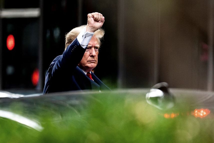 El expresidente Donald Trump alza el puño al salir de la Trump Tower en Nueva York, miércoles 10 de agosto de 2022, para dirigirse a la oficina de la procuradora general de Nueva York para declarar bajo juramento en una investigación civil de sus negocios inmobiliarios.&nbsp;