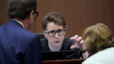 La jueza Penney Azcarate habla con Ben Chew (izquierda), el abogado de Johnny Depp, y Elaine Bredehoft (derecha), la abogada de Amber Heard, durante el juicio en el Tribunal de Circuito del Condado de Fairfax en Fairfax, Virginia, el 3 de mayo de 2022.