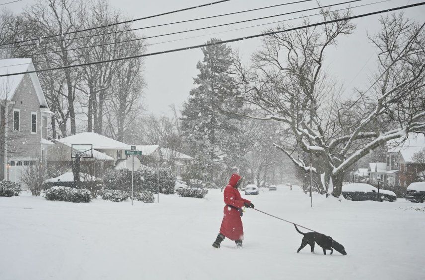 Un peatón cruza la calle mientras cae nieve durante una tormenta invernal en Bethesda, Maryland, el 6 de enero de 2025.