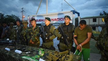 La acción militar contra el Clan del Golfo permitió además de capturar a nueve integrantes de la banda criminal, el decomiso de fusiles, armas cortas, municiones y granadas.