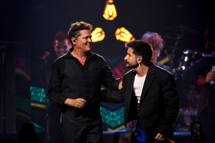 Carlos Vives y Camilo actúan en el escenario durante el especial de los Latin Grammy a la Persona del Año de la Academia Latina de la Grabación 2024 en honor a Carlos Vives en el Centro de Convenciones de Miami Beach el 13 de noviembre de 2024.