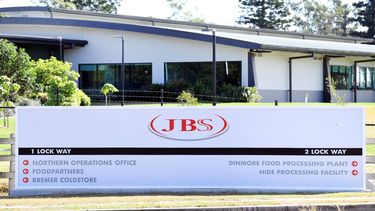 El logotipo de JBS, la mayor empresa de procesamiento de carne del mundo, a la entrada de una de sus plantas. &nbsp;