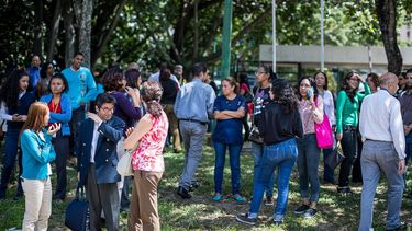 Un grupo de personas permanece en las calles resguardándose tras el temblor de magnitud 5,7 que se registró este martes en Venezuela.