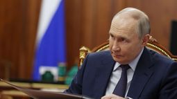 El presidente de Rusia Vladimir Putin en una reunión de gobierno en el Kremlin. El presidente de Rusia Vladimir Putin en una reunión de gobierno en el Kremlin.