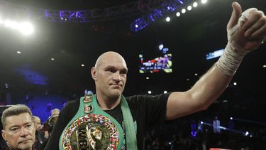 “Aguantó y de verdad mostró el corazón de un campeón”, dijo Fury. “Es un guerrero, se recuperará, volverá a ser un campeón. Pero el rey ha vuelto”.