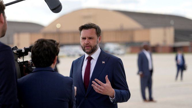 El vicepresidente de EEUU, JD Vance, habla con los periodistas el 28 de mayo de 2026 en la Base Conjunta Andrews, Maryland.