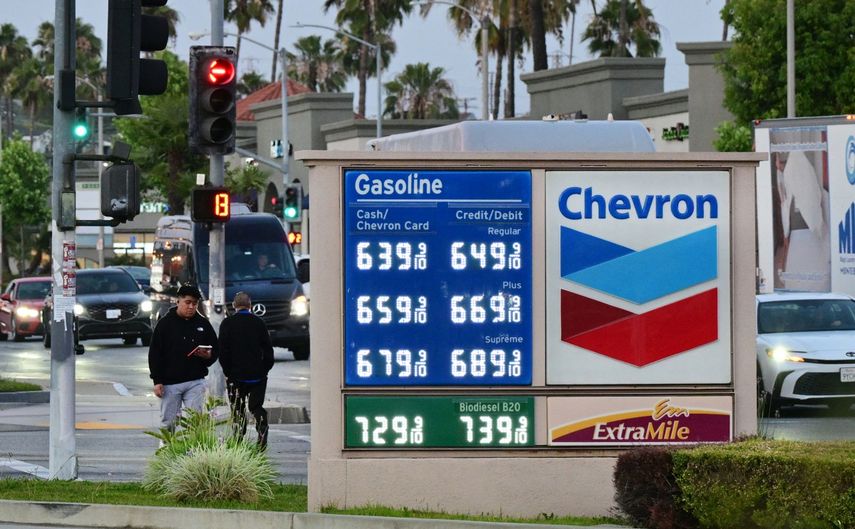 El 30 de abril de 2026, en una gasolinera Chevron de Monterey Park, California, se observan precios de la gasolina superiores a 6 dólares por galón. Los costes energéticos se han disparado desde el cierre casi total del estrecho de Ormuz, por donde suele pasar aproximadamente una quinta parte del petróleo y el gas del mundo, tras el estallido de la guerra entre Estados Unidos e Israel contra Irán.