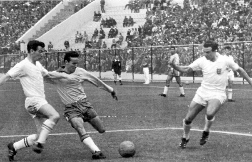 Mario Zagallo, de la selección de Brasil, dispara para anotar ante Inglaterra en los cuartos de final del Mundial de Chile, el 10 de junio de 1962