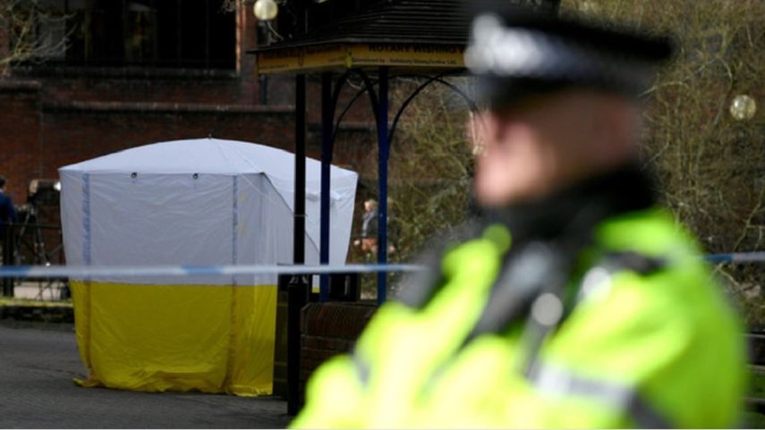 Un agente de policía británico permanece en guardia en Salisbury, Reino Unido.