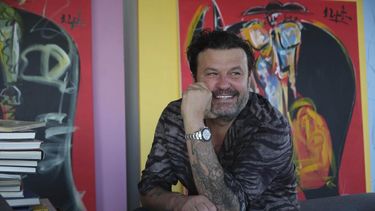 El artista español Domingo Zapata posa en su estudio en Nueva York el martes 15 de febrero de 2022.