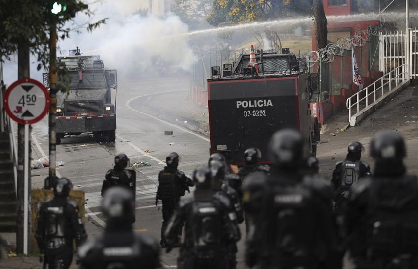 La polic&iacute;a&nbsp;de Colombia reprime a estudiantes que protestaban en Bogot&aacute;, Colombia, el mi&eacute;rcoles 2 de octubre de 2019.