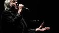 En esta foto de archivo tomada el 11 de febrero de 2020, el cantante belga Arno actúa en el escenario del teatro Trianon en París. El cantante belga Arno murió a la edad de 72 años, anunció su agente el 23 de abril de 2022.