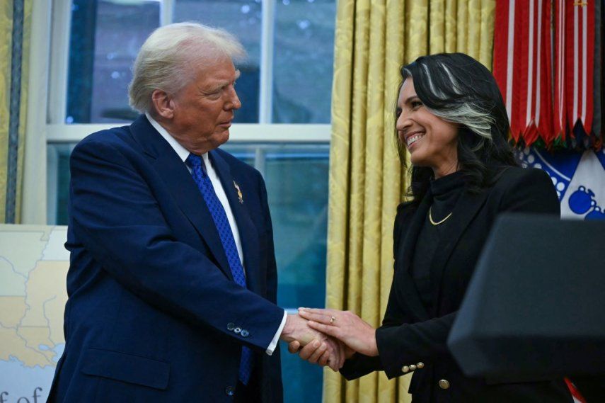 El presidente Donald Trump saluda de mano a Tulsi Gabbard después de que ella fue investida como Directora de Inteligencia Nacional (DNI) en la Oficina Oval de la Casa Blanca en Washington, DC, el 12 de febrero de 2025.