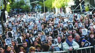 Familiares de uno de los más terribles sucesos ocurridos en Argentina, conmemoran el atentado a la sede judía AMIA en Buenos Aires. Los responsables de este acto no han sido imputados