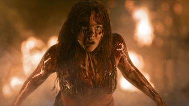 Foto cedida por Metro-Goldwyn-Mayer Pictures and Screen Gems de la actriz Chloe Moretz durante una escena de la película Carrie, el clásico de terror que renace casi 40 años después.