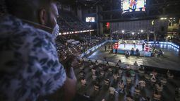 En foto de archivo del 25 de abril del 2020 un hombre portando una m&aacute;scara ve una pelea en Nicaragua del campe&oacute;n mundial Rosendo B&uacute;falo &Aacute;lvarez. El 7 de mayo del 2020 el presidente del CMB Mauricio Sulaim&aacute;n dice que espera que las peleas regresen pronto con los jueces oficiando desde casa.&nbsp;