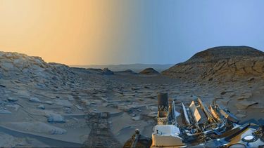 Este panorama se fusionó a partir de dos imágenes del “Marker Band Valley” en el cráter Gale de Marte tomadas por Curiosity el 8 de abril de 2023, una por la mañana y otra por la tarde, hora local.&nbsp;