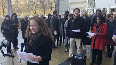 Linda Evarts, abogada del Proyecto Internacional de Asistencia de Refugiados habla con la prensa a las afueras de una corte federal en Greenbelt, Maryland, el mi&eacute;rcoles 8 de enero de 2020.