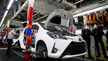 Un empleado de Toyota trabaja en un automóvil Yaris en una planta de la compañía. &nbsp;
