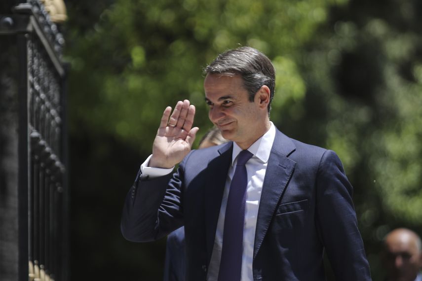 El primer ministro electo de Grecia, Kyriakos Mitsotakis, saluda mientras camina poco antes de tomar posesión del cargo, en el Palacio Presidencia del Atenas, el 8 de julio de 2019.&nbsp;