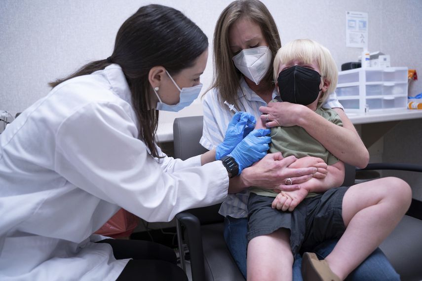 Un niñito recibe una vacuna contra el coronavirus en Lexington, Carolina del Sur, el 20 de junio del 2022.&nbsp;