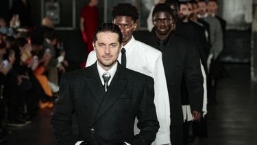 Los modelos presentan creaciones durante el desfile de Louis-Gabriel Nouchi (LGN) como parte de la semana de la moda Menswear Ready-to-Porter Otoño-Invierno 2023-2024 en París, el 18 de enero de 2023. Los trajes se imponen como tendencia.