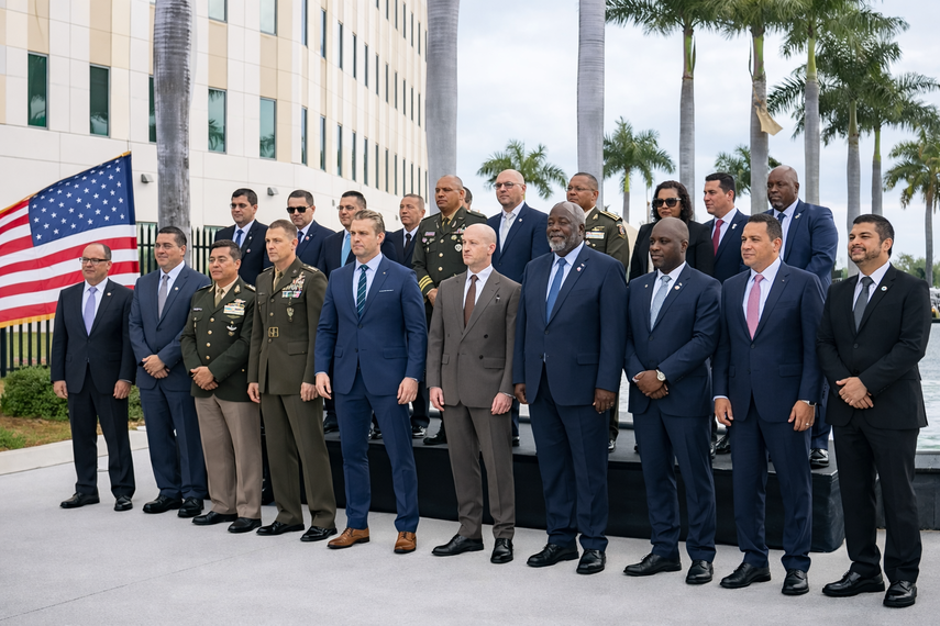 Pete Hegseth, secretario de Guerra de EEUU, el general Francis Donovan, comandante del Comando Sur de EEUU, Stephen Miller, asesor del presidente para seguridad nacional y política migratoria, Joseph M. Humire, subsecretario adjunto de Defensa para el hemisferio occidental, y representantes de países del hemisferio. 