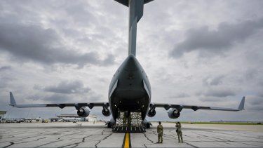 La aeronave tipo Air Force C-17 carga ayuda.