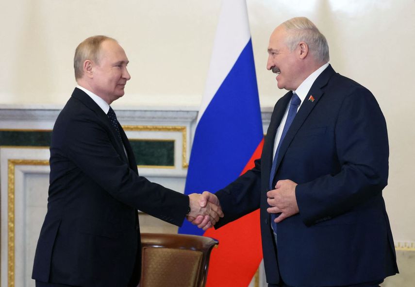 El presidente de Rusia, Vladimir Putin, se reunió en San Petersburgo con su homólogo bielorruso, Alexander Lukashenko, el 25 de junio de 2022.