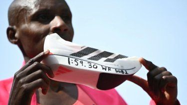 El keniano Sabastian Sawe posa con su nuevo récord mundial escrito en su zapatilla al finalizar la Maratón de Londres 2026 en el centro de Londres el 26 de abril de 2026. &nbsp; El keniano Sabastian Sawe rompió la barrera de las dos horas por primera vez en la historia el domingo al ganar la Maratón de Londres.