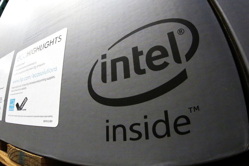 El logo de Intel en el exterior de una caja, en Pittsburgh.