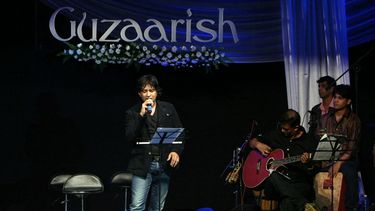 En esta foto de archivo tomada el 20 de octubre de 2010, el cantante de Bollywood Krishnakumar Kunnath, conocido popularmente como KK, actúa durante una velada musical con la banda sonora de la película hindi Guzaarish, en Mumbai. La Policía investiga la muerte del artista.&nbsp;