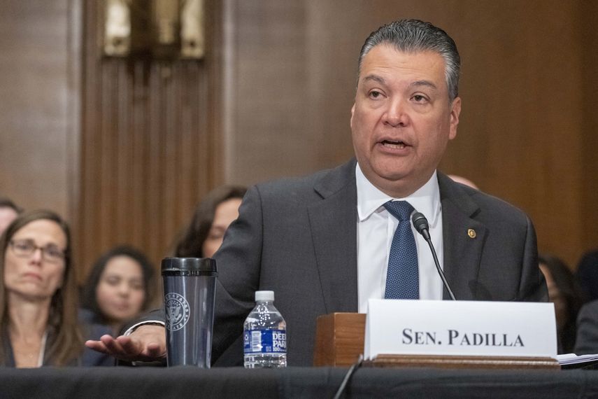 El senador demócrata Alex Padilla habla en una audiencia en el Congreso, Washington, 20 de abril de 2023.&nbsp;