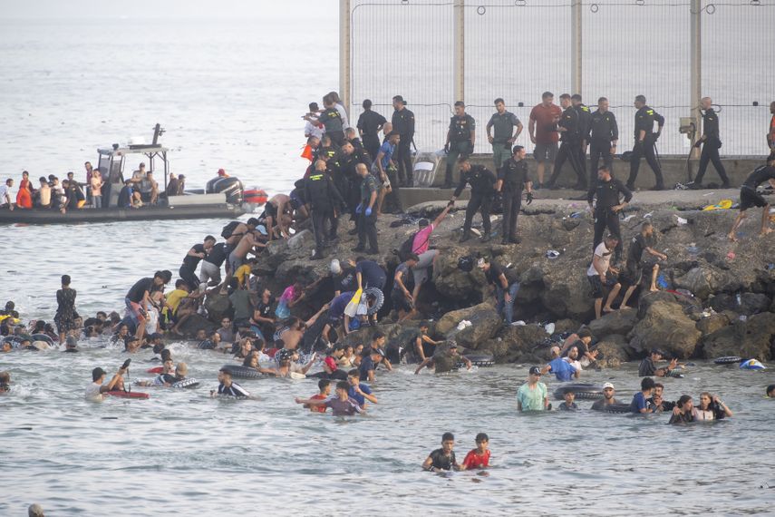Varias personas llegan a España desde Marruecos, a 30 de julio de 2026, en Ceuta (España). Centenares de personas de origen magrebí han cruzado a lo largo del 30 de julio desde Marruecos, a nado y por el espigón. 