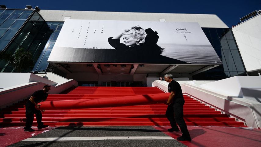 Los trabajadores preparan la alfombra roja antes de la inauguración del 76º Festival de Cine de Cannes en Cannes, sureste de Francia, el 16 de mayo de 2023.