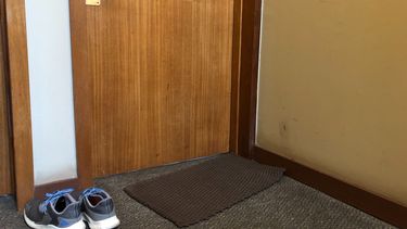 Fotograf&iacute;a del 6 de abril de 2020 de zapatos afuera de la puerta del hogar de la periodista de Associated Press Janelle Cogan en Atlanta.&nbsp;