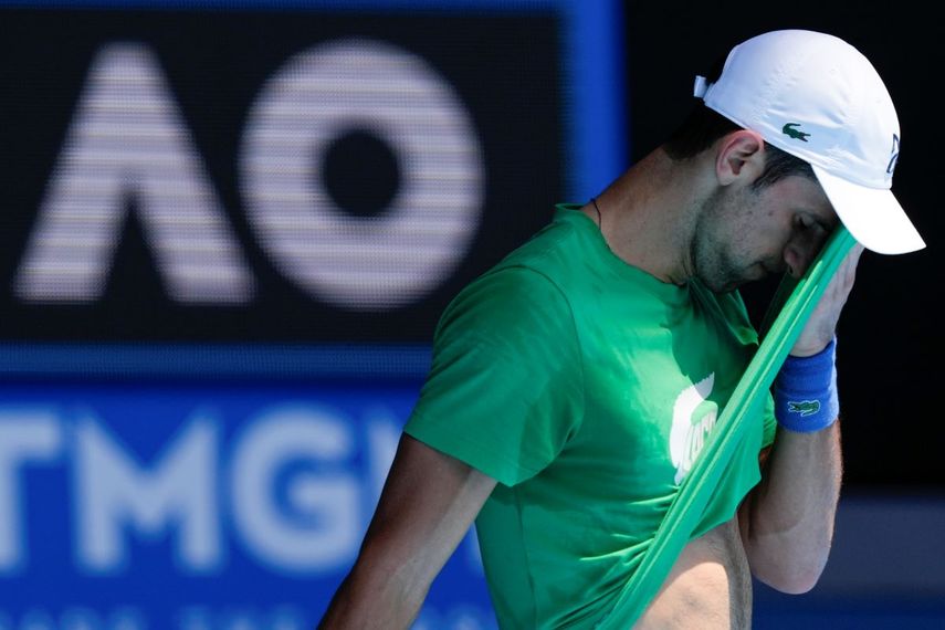 El serbio Novak Djokovic entrena en Melbourne, el jueves 13 de enero de 2022&nbsp;