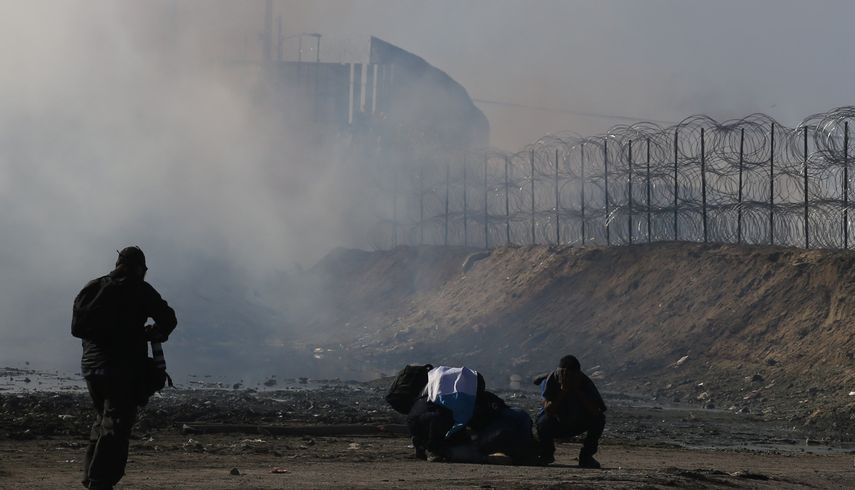 Vista de gases lacrimógenos que la policía fronteriza utiliza para evitar que grupos de personas crucen hoy, la garita El Chaparral, de la ciudad de Tijuana, en el estado de Baja California (México).