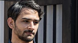 El hijo de Juan Pablo Guanipa, Ramón, habla con la prensa a las afueras de la casa donde su padre cumple arresto domiciliario El hijo de Juan Pablo Guanipa, Ramón, habla con la prensa a las afueras de la casa donde su padre cumple arresto domiciliario